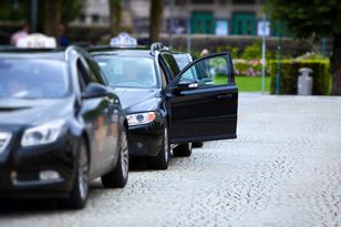 Wręczają napoje klientkom.