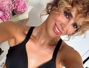 Zrobiła sobie zdjęcie w lustrze. Ona też nosi „ortopedyczne” klapki