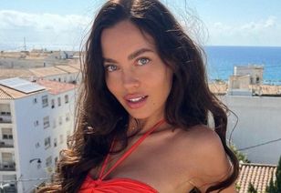 Pozowała nad basenem. Włożyła minimalistyczne bikini