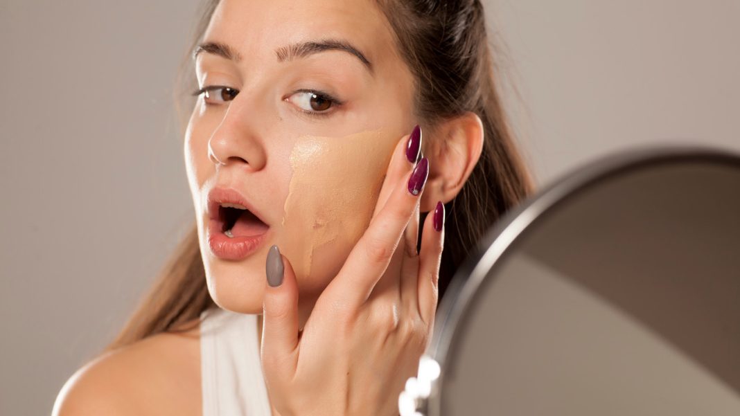 Podkład roluje się na twarzy? Wystarczy baza za mniej niż 20 złotych!