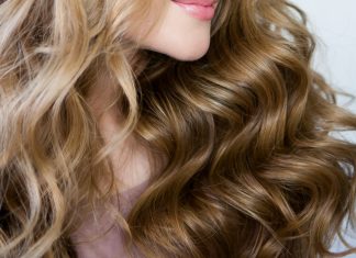 Raz kręci, a raz prostuje. Najlepsza prostownica do loków — teraz możesz dowolnie zmieniać fryzurę