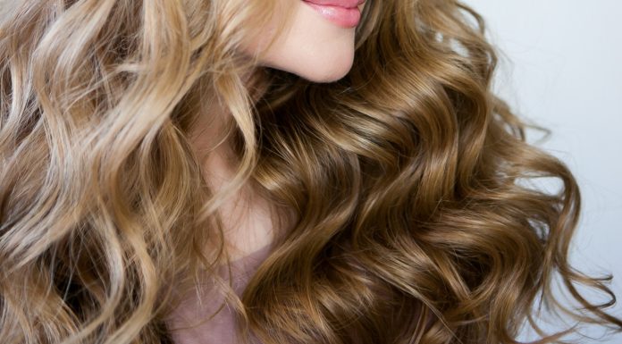 Raz kręci, a raz prostuje. Najlepsza prostownica do loków — teraz możesz dowolnie zmieniać fryzurę