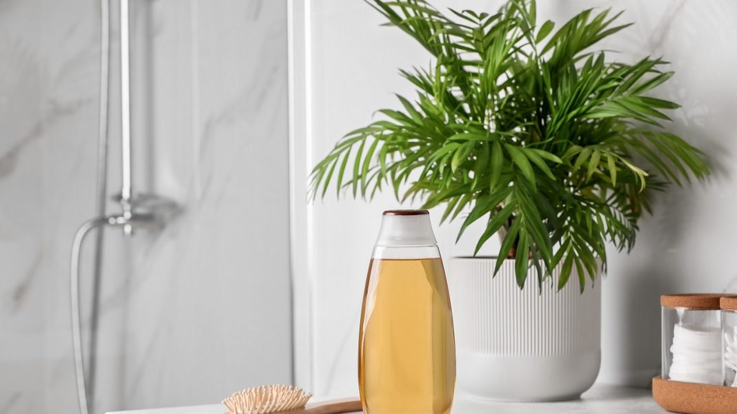 Szampon o budyniowym kolorze obłędnie pachnie wanilią. Świetnie nawilża włosy