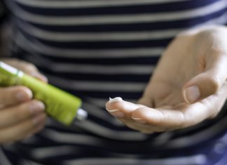 Nawilża, odżywia i przyspiesza gojenie. Kupisz ją w aptece za grosze