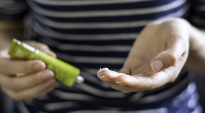 Nawilża, odżywia i przyspiesza gojenie. Kupisz ją w aptece za grosze