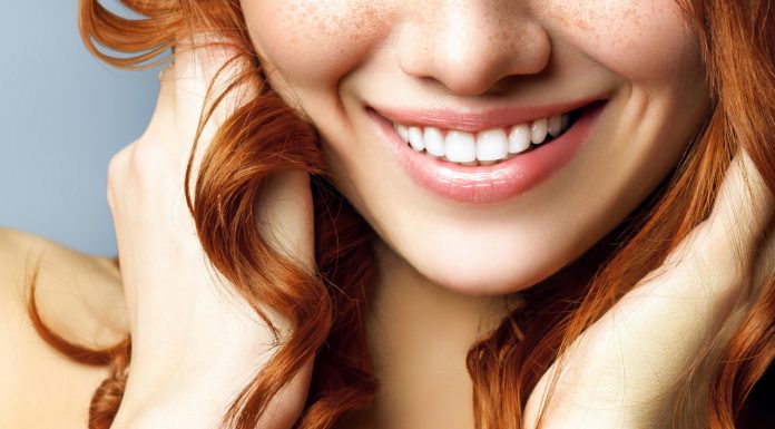 Sposób na białe zęby? Kluczem do sukcesu jest ten jeden składnik, choć jego kolor przeraża