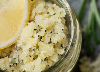 Peeling solny jest idealny do ud i pośladków. Mocno złuszcza i wspomaga walkę z cellulitem. Mamy cztery świetne kosmetyki