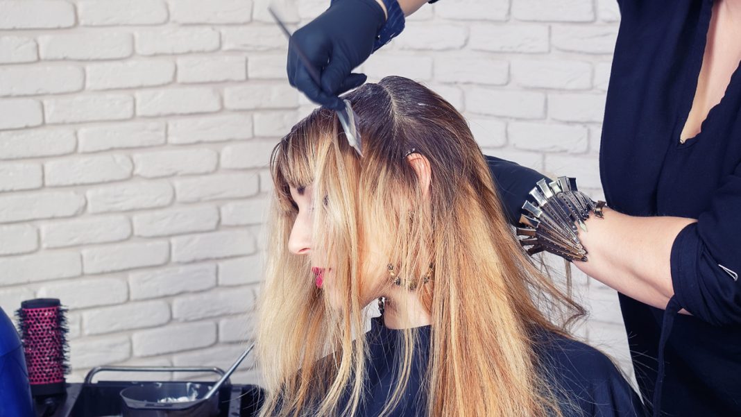 Rozświetla twarz i odejmuje lat. Ta efektowna koloryzacja to hit wakacji 2024