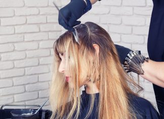 Rozświetla twarz i odejmuje lat. Ta efektowna koloryzacja to hit wakacji 2024