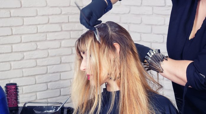 Rozświetla twarz i odejmuje lat. Ta efektowna koloryzacja to hit wakacji 2024