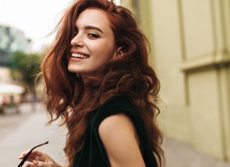 Cztery dobre odżywki do włosów farbowanych. Chronią kolor i nadają mu blask