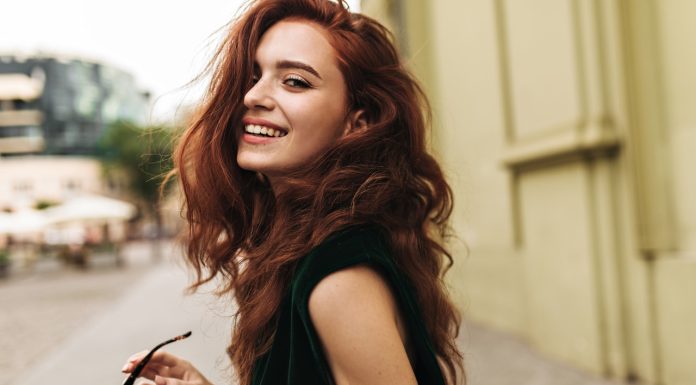 Cztery dobre odżywki do włosów farbowanych. Chronią kolor i nadają mu blask