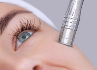 Mikrodermabrazja to sposób na gładką, oczyszczoną skórę. Zrobisz ją samodzielnie w domu!