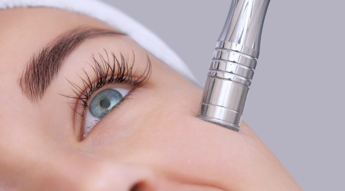 Mikrodermabrazja to sposób na gładką, oczyszczoną skórę. Zrobisz ją samodzielnie w domu!