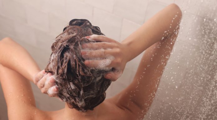 Co się stanie, jeżeli rzadko myjesz włosy? „Aż mnie głowa zaczęła swędzieć”