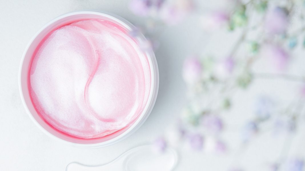 Chłodzące płatki pod oczy z różowego kwarcu przynoszą ulgę i redukują