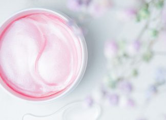 Chłodzące płatki pod oczy z różowego kwarcu przynoszą ulgę i redukują „worki”
