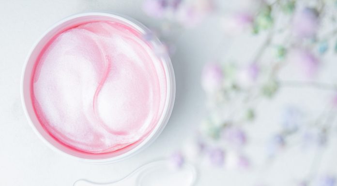 Chłodzące płatki pod oczy z różowego kwarcu przynoszą ulgę i redukują „worki”