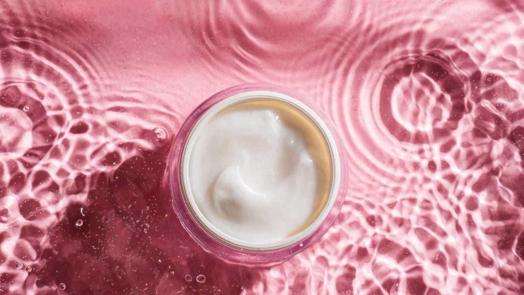 Ten krem remodeluje kontur twarzy i wygładza mikrorzeźbę skóry. W składzie diamentowy pył