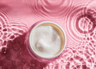 Ten krem remodeluje kontur twarzy i wygładza mikrorzeźbę skóry. W składzie diamentowy pył