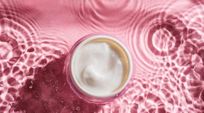 Ten krem remodeluje kontur twarzy i wygładza mikrorzeźbę skóry. W składzie diamentowy pył