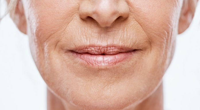 Ten krem wygładzi „kod kreskowy” nad ustami. Efekt widać praktycznie od razu