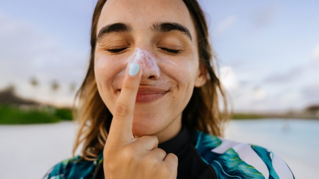 Skompletuj idealną kosmetyczkę na wakacje! O tych produktach nie możesz zapomnieć
