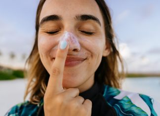 Skompletuj idealną kosmetyczkę na wakacje! O tych produktach nie możesz zapomnieć
