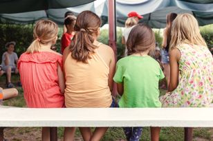 Brak samodzielności, uzależnienie od telefonu. Codzienność na koloniach