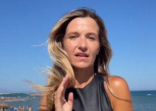 Wskoczyła w mini z przeceny.