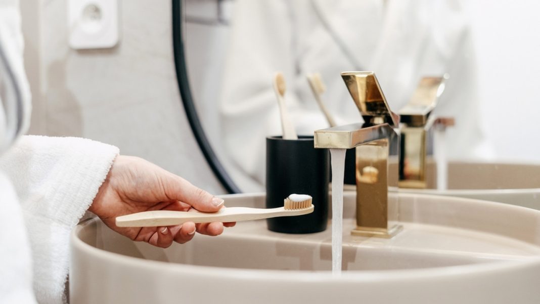 Top pasta do wrażliwych dziąseł, ukoi podrażnienia, wybieli zęby. Zawiera srebro