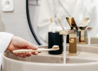 Top pasta do wrażliwych dziąseł, ukoi podrażnienia, wybieli zęby. Zawiera srebro