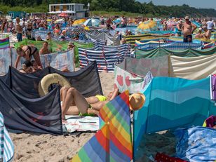 Zauważyła parę na plaży.