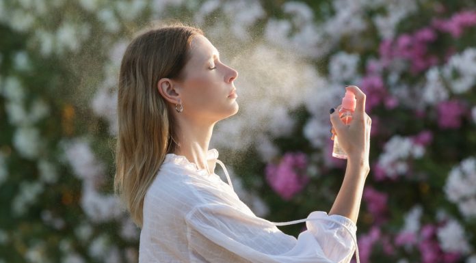 Mgiełki do ciała idealne na plażę. Otulą zapachem i nie spowodują przebarwień