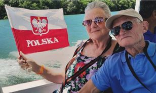 Ona ma 77 lat, on 80.