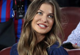 Sukienka Lewandowskiej to rakieta. Dół z „oczkami” przyciąga spojrzenia