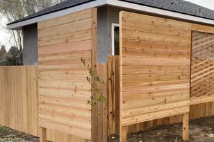 Chcieli odgrodzić się od sąsiadów. Postawili ponaddwumetrowy płot