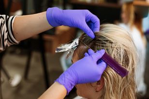 W takim stanie wyszła od fryzjera. Koszmarny finał wizyty