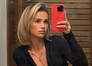 Zrobiła fotkę w lustrze. W ultrakrótkiej mini wyglądała obłędnie