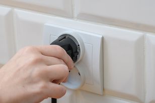 Wyjmij z gniazdka. Zmniejszysz rachunki z prąd