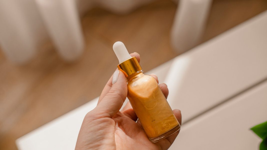 Top pięć rozświetlaczy w płynie, które dają efekt tafli na skórze