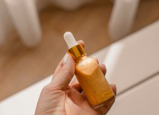 Top pięć rozświetlaczy w płynie, które dają efekt tafli na skórze