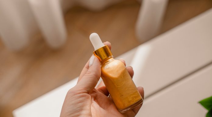 Top pięć rozświetlaczy w płynie, które dają efekt tafli na skórze