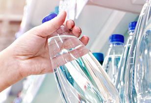 Co oznaczają kolory nakrętek na butelkach z wodą? Niewiele osób o tym wie