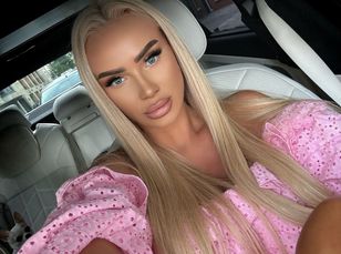 Wskoczyła w nagie spodnie. Lansuje trend