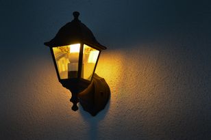 Lampa sąsiada nie daje ci spać? Możesz powołać się na ten przepis