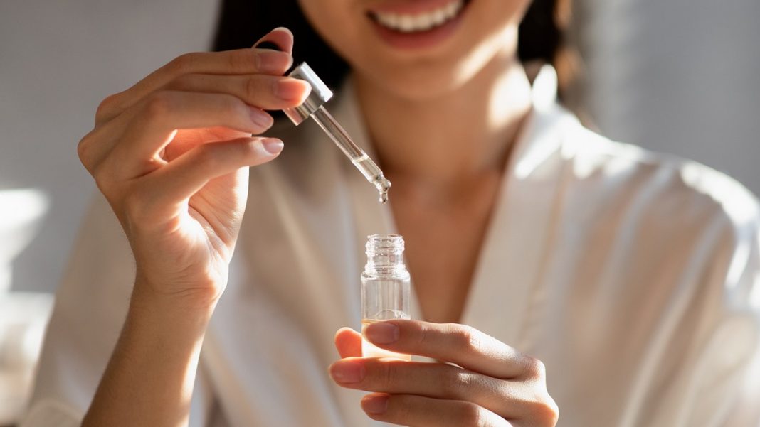 Odwodniona skóra z delikatnymi zmarszczkami? To serum-boster je wyeliminuje