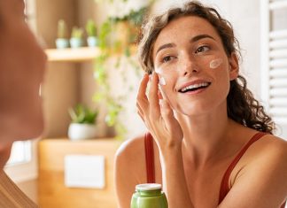 Latem twoja skóra ciągle się świeci? Sprawdź te kremy, które zapewnią cerze matowe wykończenie