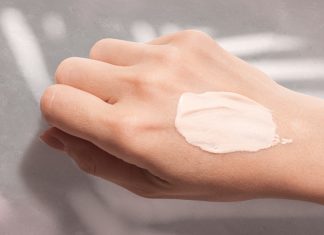 Krem BB z ekstraktem z brzoskwini wyrównuje koloryt i nawilża cerę. Bez efektu „ciastka”