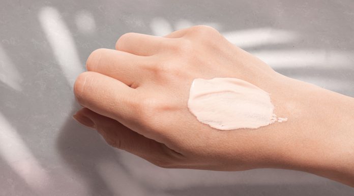 Krem BB z ekstraktem z brzoskwini wyrównuje koloryt i nawilża cerę. Bez efektu „ciastka”